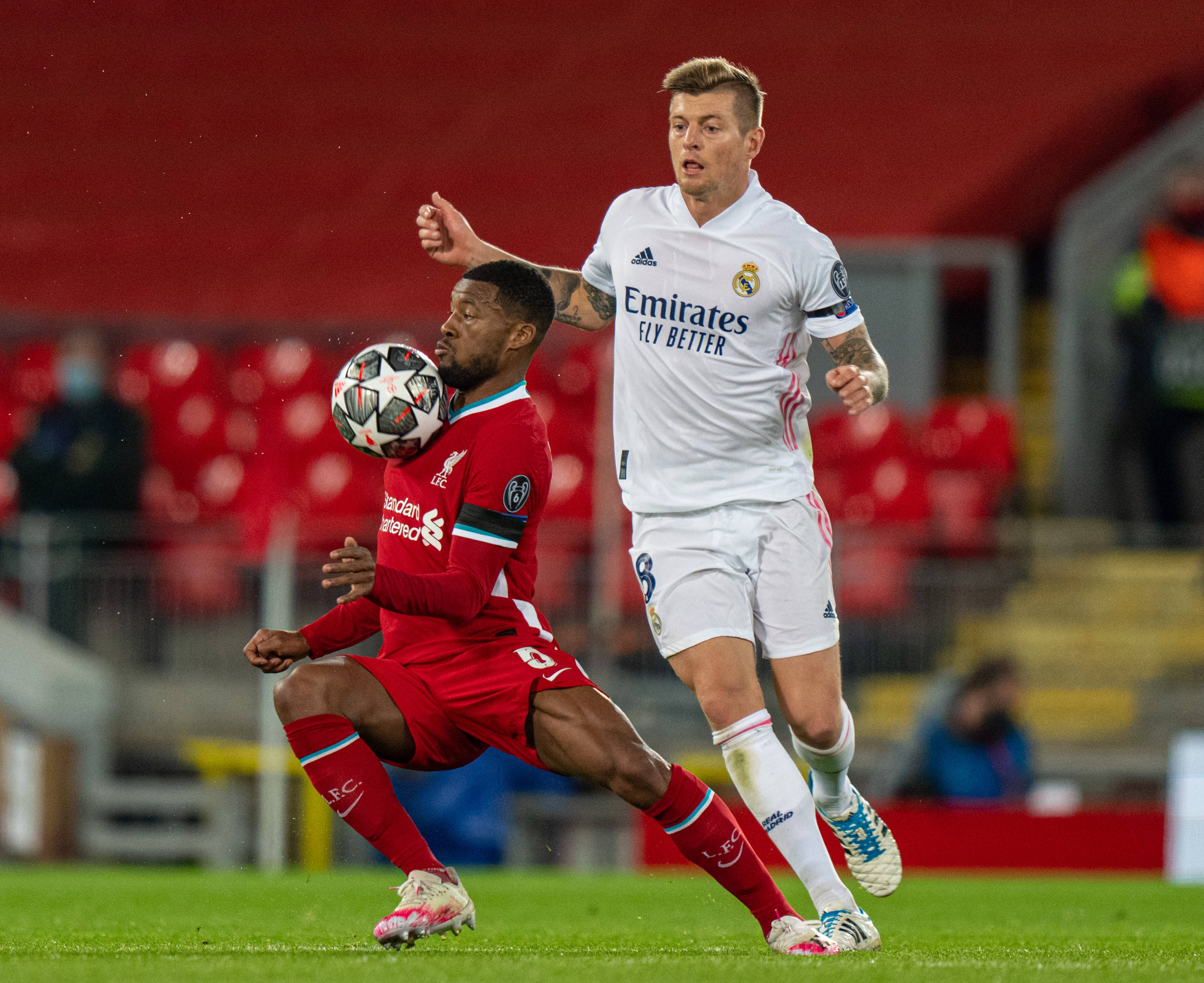 世界最经典的十大足球技巧（全球十大经典足球招式解析）