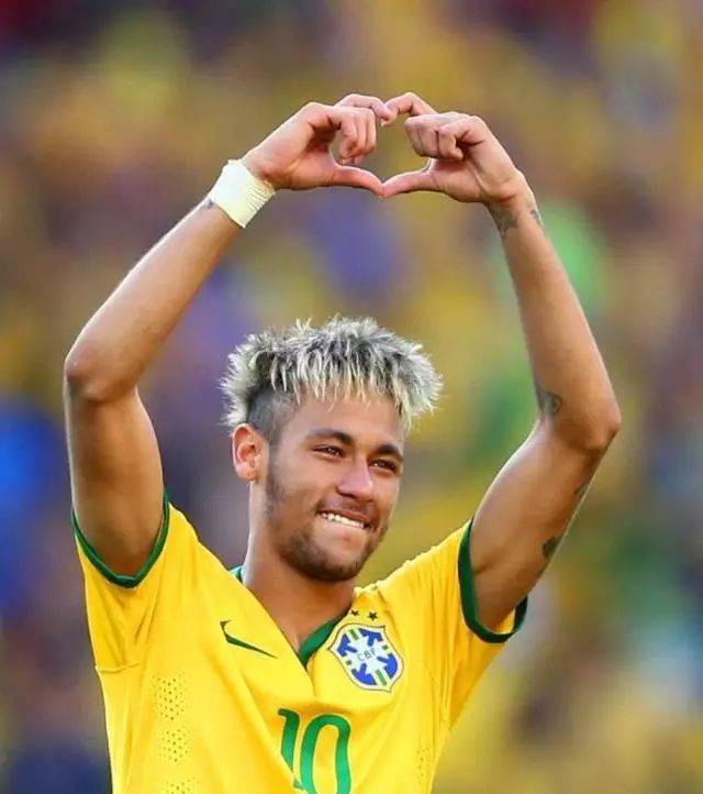 梅州客家因财务危机降级，未能延续奇迹，暴露中国足球现实困境。（财务危机拖垮梅州客家，奇迹止步，折射中国足球的现实困局）