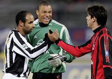 2025中足联颁奖会：成都蓉城刘殿座获中超最佳门将（2025中足联年度颁奖：成都蓉城门将刘殿座当选中超最佳门将）