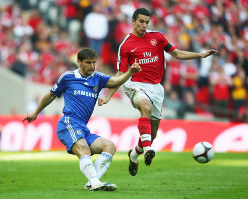 足球中超新外援亮相，身体对抗惊人（中超新外援首秀，身体对抗震撼全场）