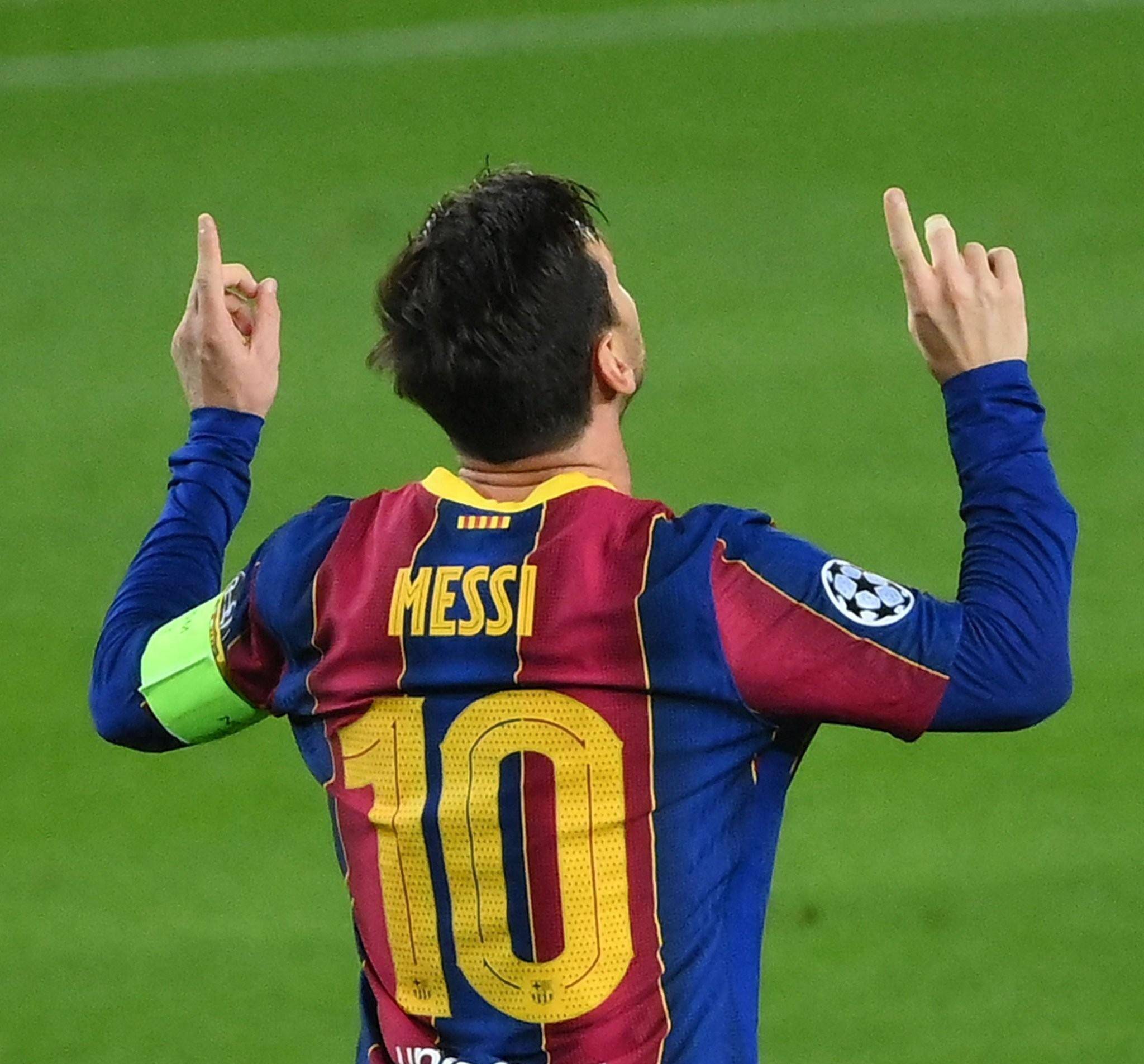 TA：为储备体能，基耶萨在圣诞节当天独自在利物浦基地加训（TA：为提升体能储备，基耶萨圣诞节独自在利物浦基地加练）