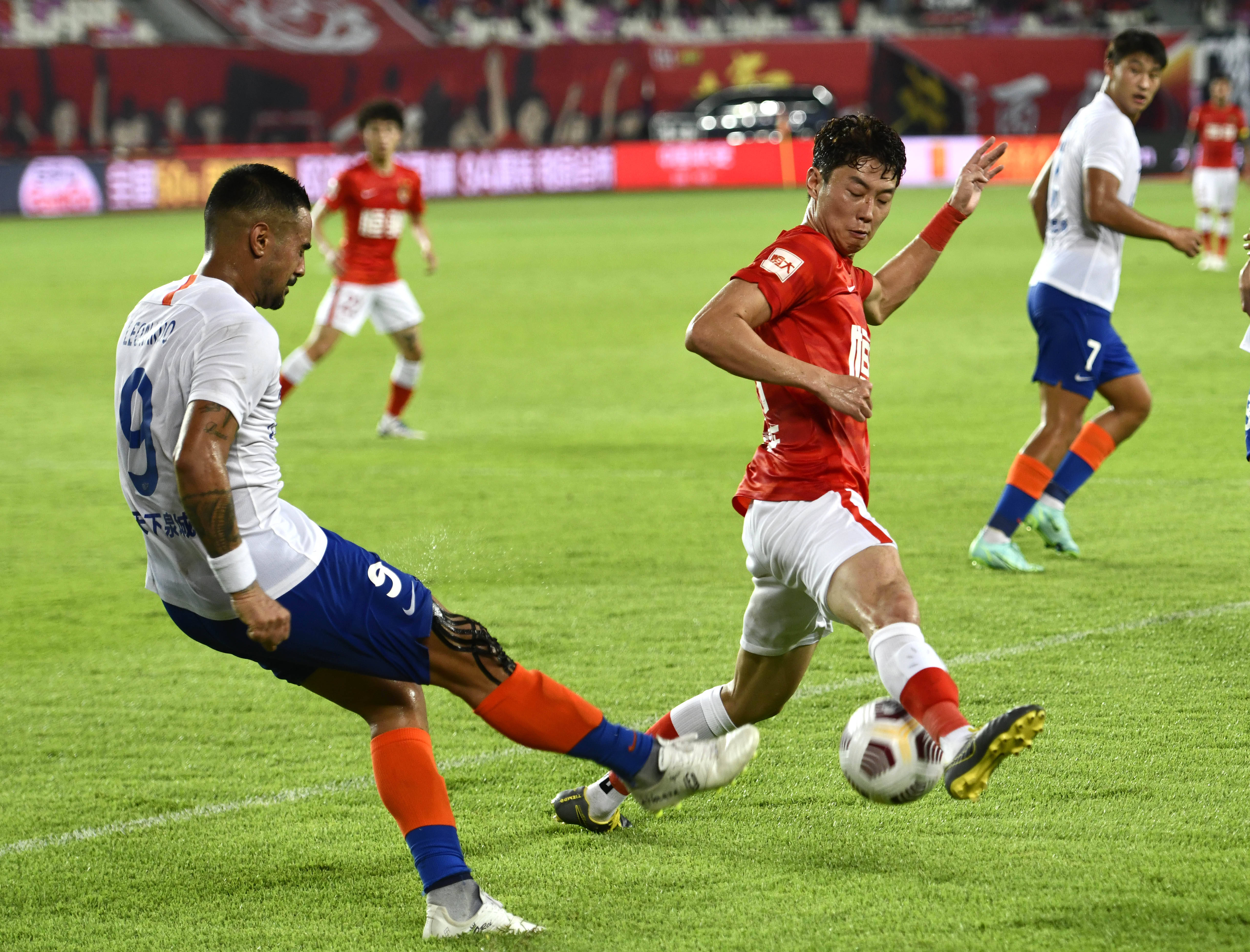 苏超冠军泰州队主教练莅临指导学校足球队员垫球运球技术！（苏超冠军泰州队主教练走进校园指导学生垫球、运球技巧）